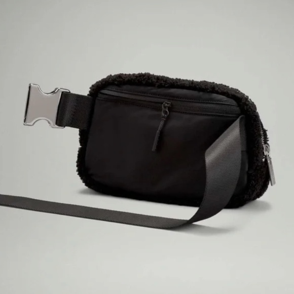 Lululemon Everywhere Belt Bag Black Fleece - Picture 6 of 9
